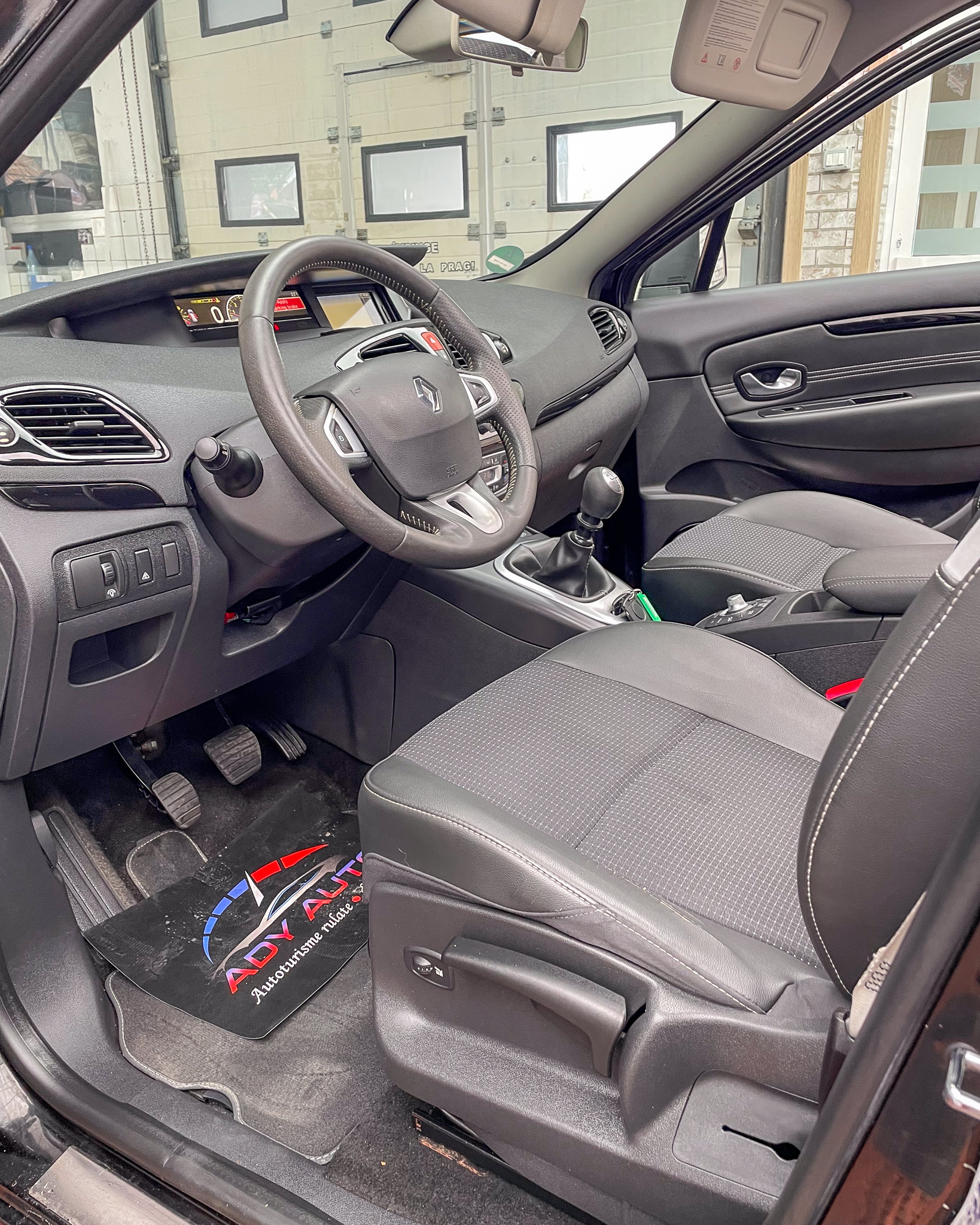 RENAULT SCENIC , 1.9 DIESEL. 131 Cp EURO 5 . PANORAMIC. RAR + ITP . Garantie 12 Luni. Buy-back. Livrare Gratuita 100 KM
