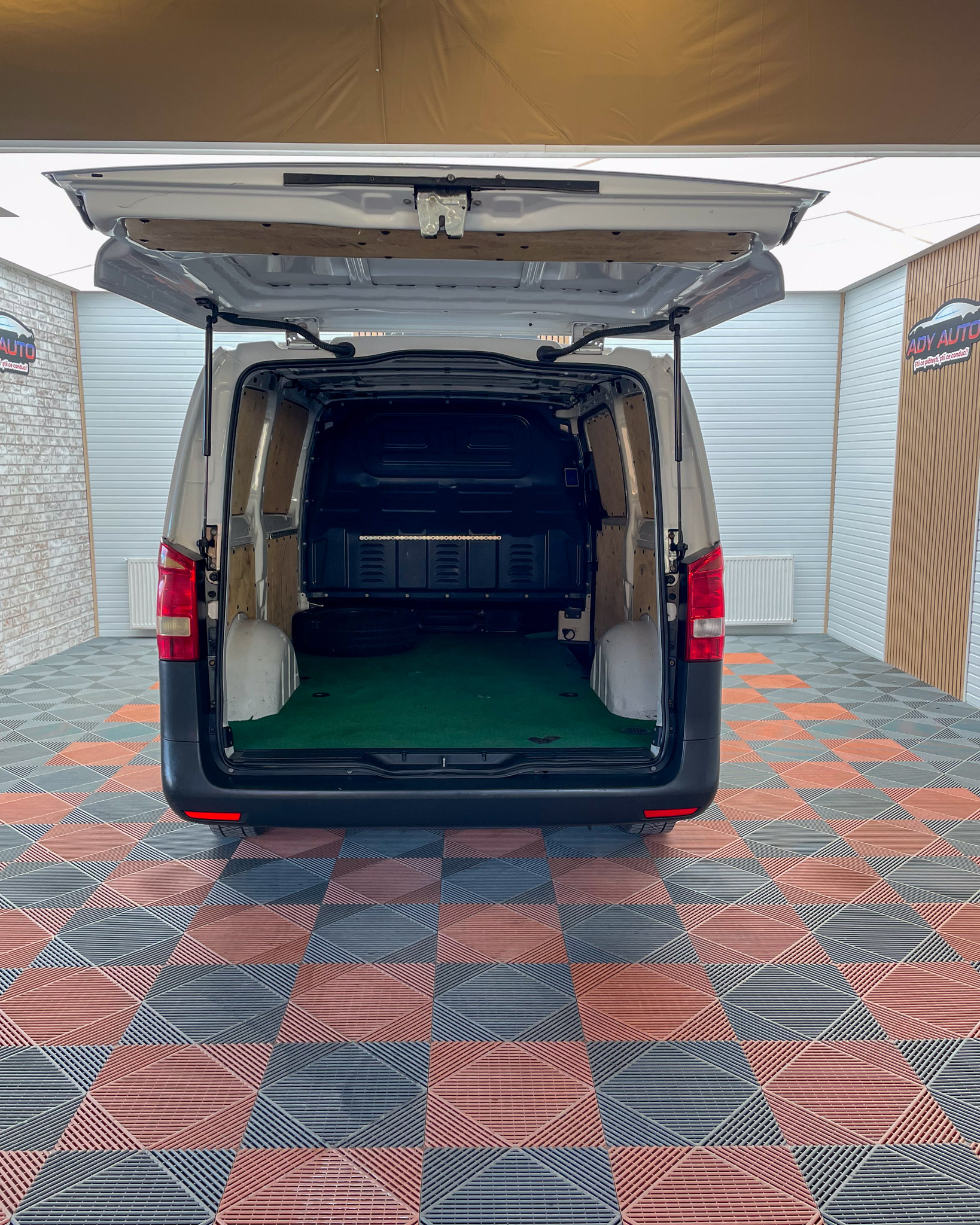MERCEDES -BENZ VITO Lada De 2,40 Cm .( Modelul Lung ). RAR + ITP . TVA INCLUS SI DEDUCTIBIL ( Pentru Societati )Livrare Gratis In Toata Tara . Garantie 12 Luni . Km Certificati . Buy Back ( Schimburi Auto ) 