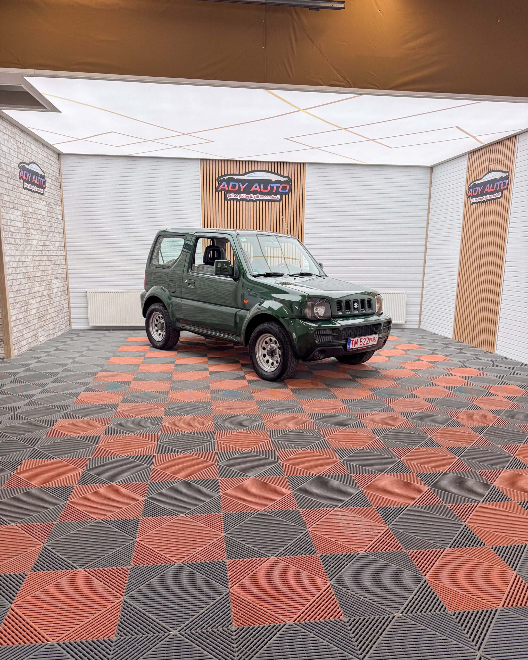 Suzuki Jimny , 1,3 Benzina . 4x4 La Buton . Rate Fixe Si Fara Avans . Garantie 12 Luni . Buy-Back . Test-Drive 