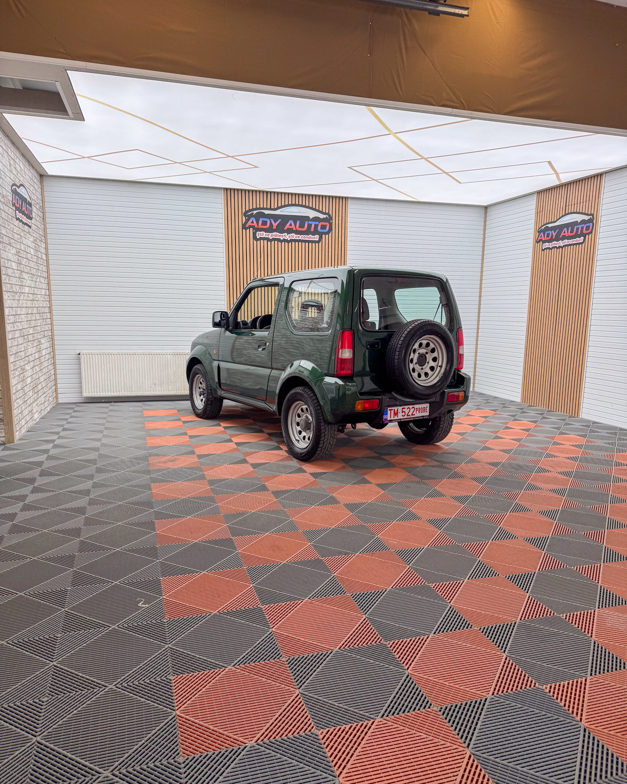 Suzuki Jimny , 1,3 Benzina . 4x4 La Buton . Rate Fixe Si Fara Avans . Garantie 12 Luni . Buy-Back . Test-Drive 