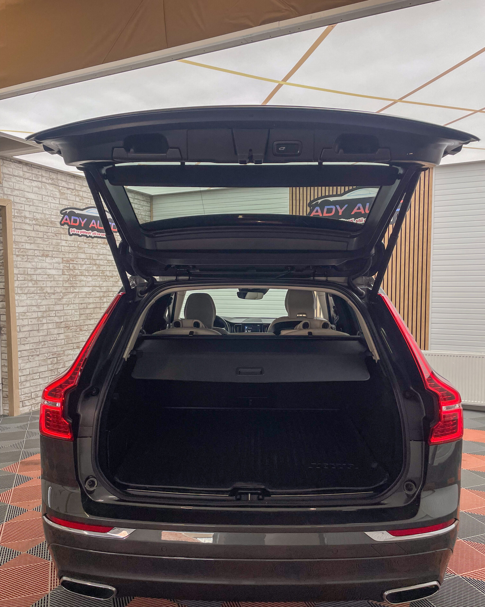 VOLVO XC60 . 2,0d . Inscription . An 2019 Iulie . Rate Fixe , Fara Avans . Garantie 12 Luni . Buy-Back . Livrare 