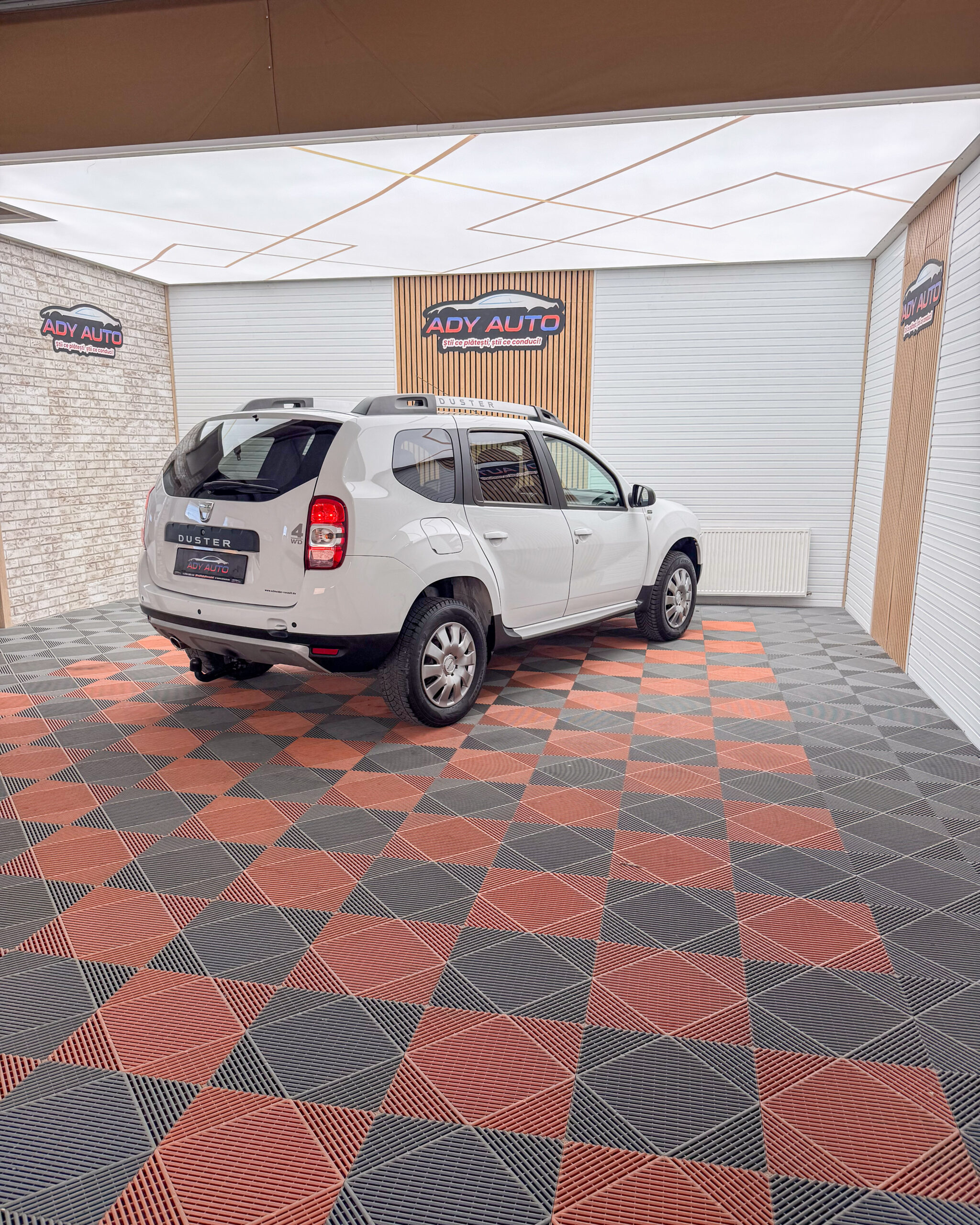 DACIA DUSTER 1,5 DCI . 4X4 ( La Buton ) . 73 000 KM . Euro 6 . An 2017/10 . RAR+ITP . Garantie 12 Luni .Rate Fixe 