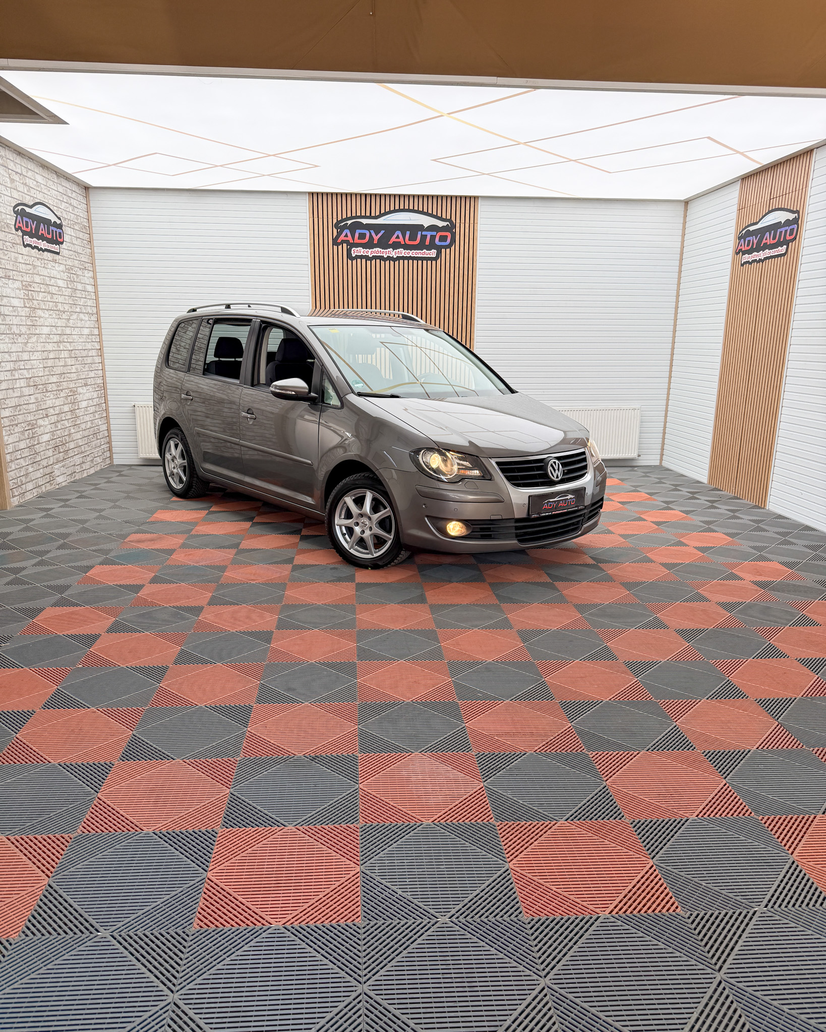 VW TOURAN 2,0 TDI . 140 Cp . An 2010 / 03 . RAR+ITP ( La Cerere ) . Rate Fixe Si Fara Avans . Garantie 12 Luni . Buy-Back . Test-Drive