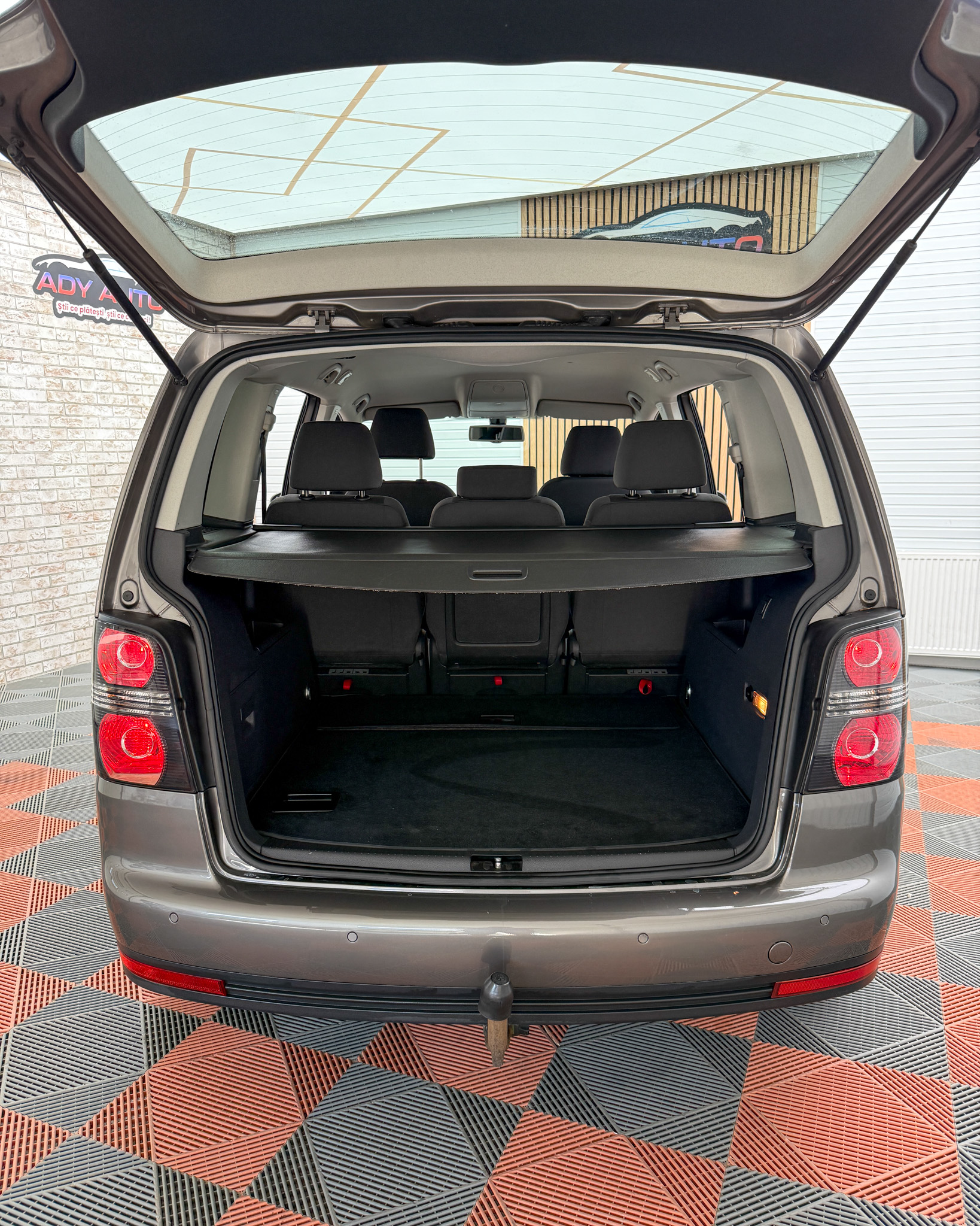 VW TOURAN 2,0 TDI . 140 Cp . An 2010 / 03 . RAR+ITP ( La Cerere ) . Rate Fixe Si Fara Avans . Garantie 12 Luni . Buy-Back . Test-Drive